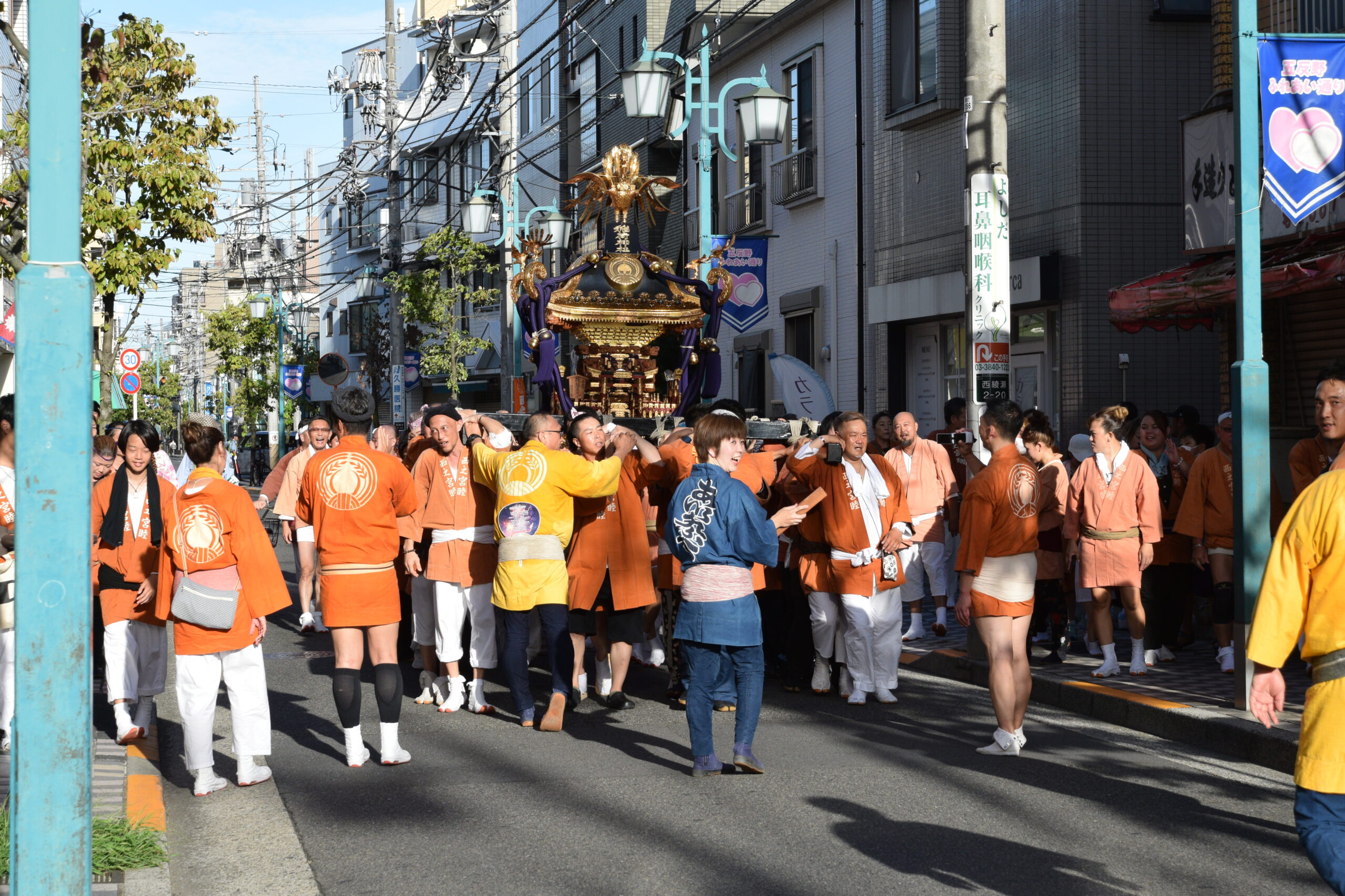 五反野地区を練り歩く神輿。地域住民からも多くの声援が寄せられた。