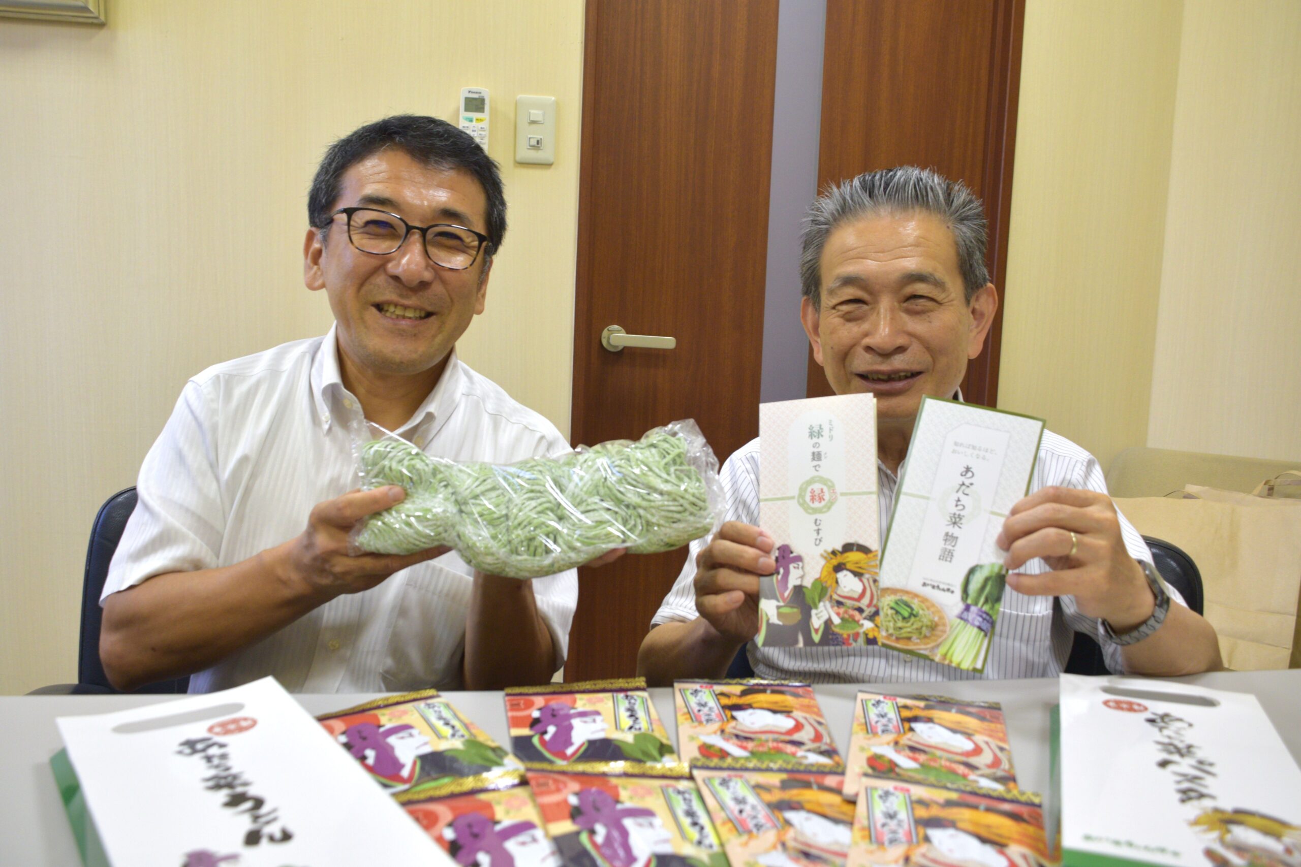 学会の現理事長・松山卓司さん（左）と初代理事長・渡井良昌さん（右）。