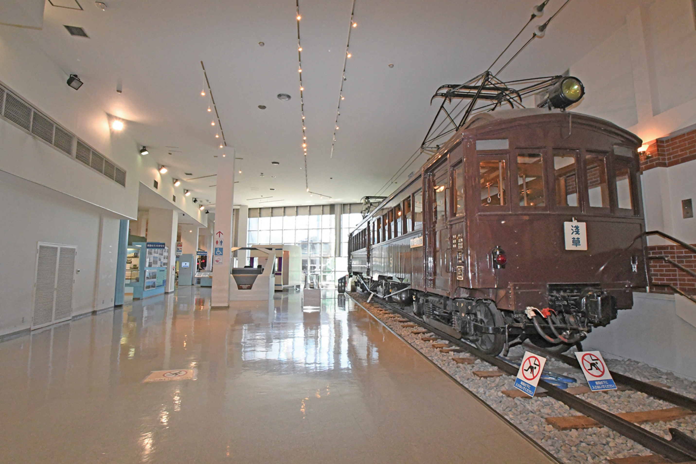 エントランスに面したホールで展示されるデハ1形5号電車 東武鉄道開業当初の電車で、産業遺産としての価値も高い