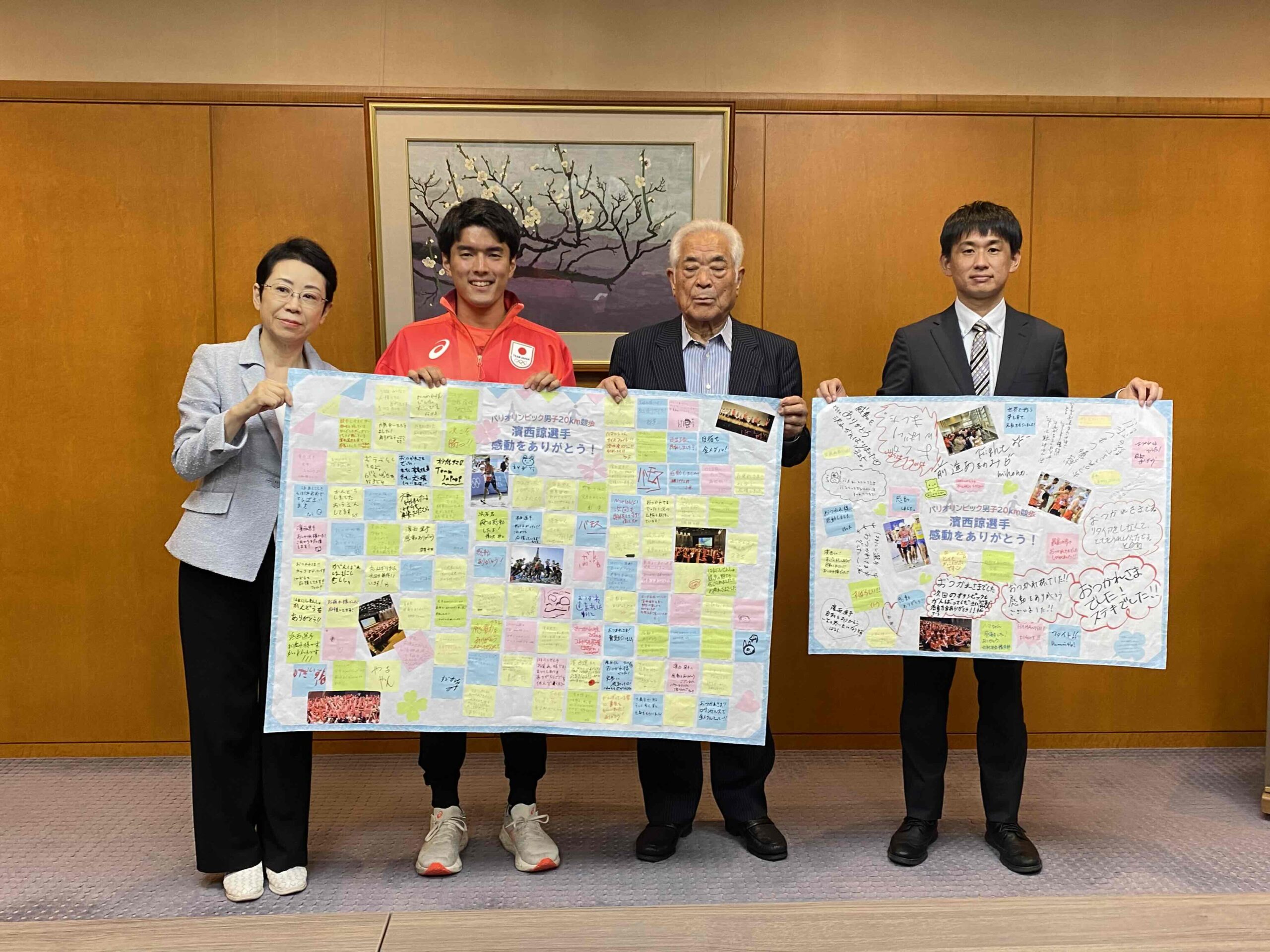 足立区役所を表敬訪問した濱西選手（左から2人目）。 近藤区長（左）、サンベルクス鈴木社長（右から2人目）、同社陸上部の時広マネージャー（右）とともに記念撮影。
