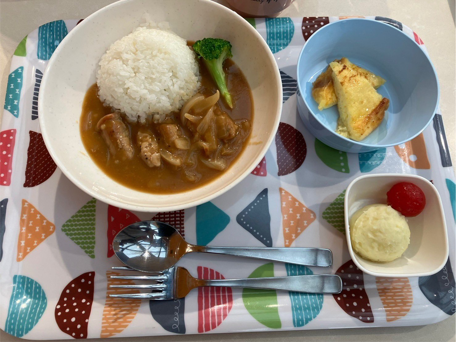 「たべるば」のある日の食事（カレーライス、ポテトサラダ、フレンチトースト）