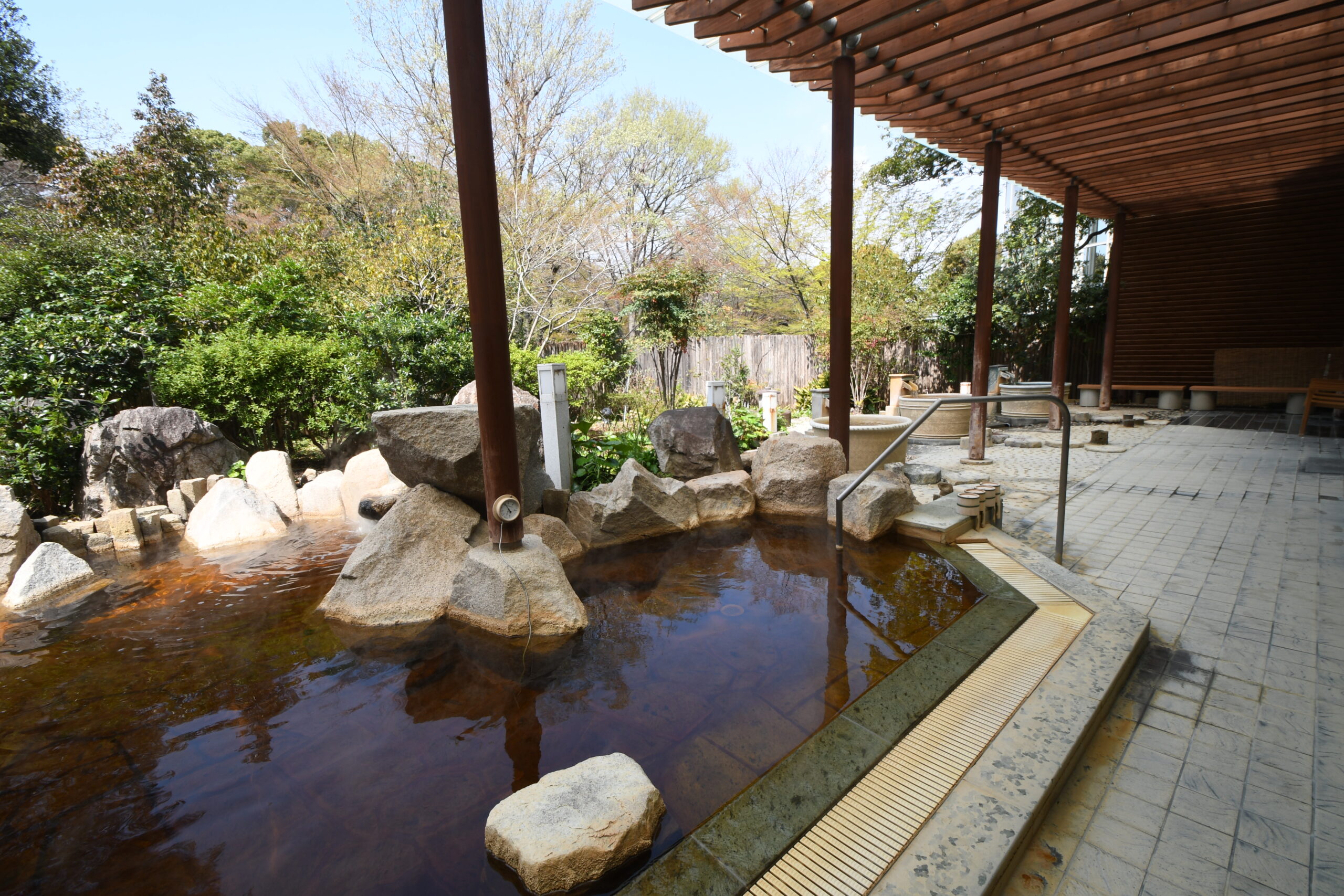 美しい庭園を眺めながら入浴できる露天風呂も この施設の大きな魅力